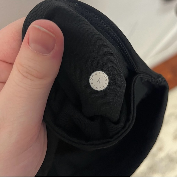 Lululemon Train Times Short *6" - Sz 4 - Picture 4 of 5